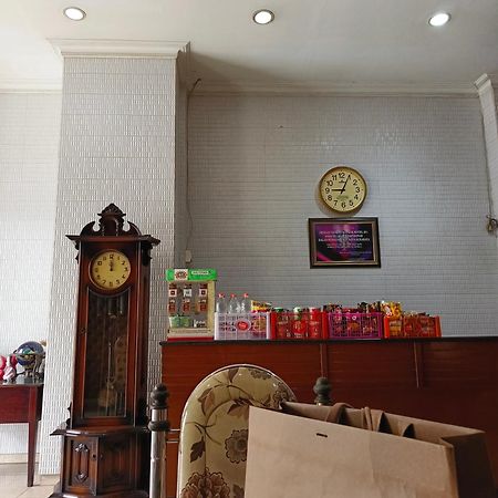 B Blue Hotel Malang Exterior foto